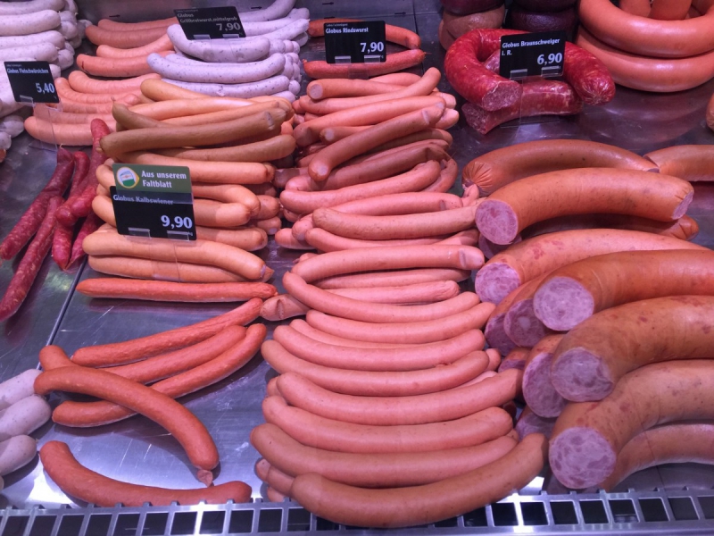 charcuterie-LA ROQUETTE SUR VAR-min_sausages_meat_butchery-1069321